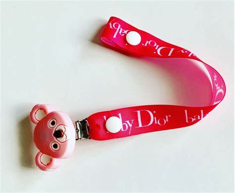 attache tetine baby dior